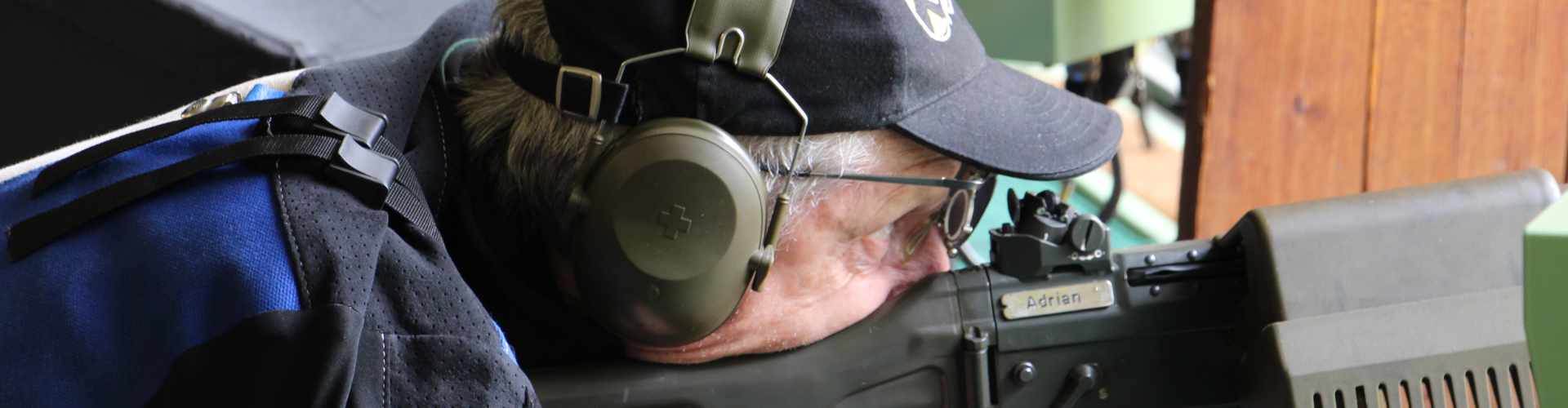 Schütze beim Zielvorgang